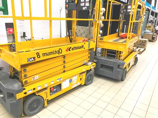 Boom lifts (podnośniki koszowe) i scissor lifts (podnośniki nożycowe) służą do pionowego transportu osób na stanowisko pracy